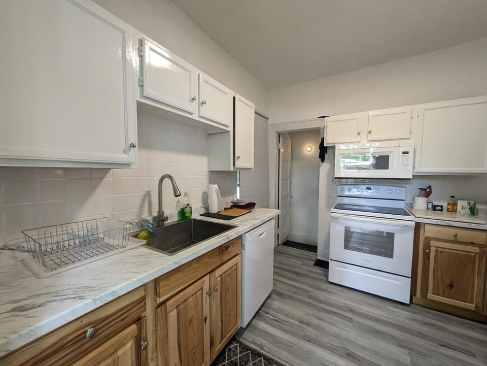 Coffee/tea facilities, dishwasher, oven, stove, toaster