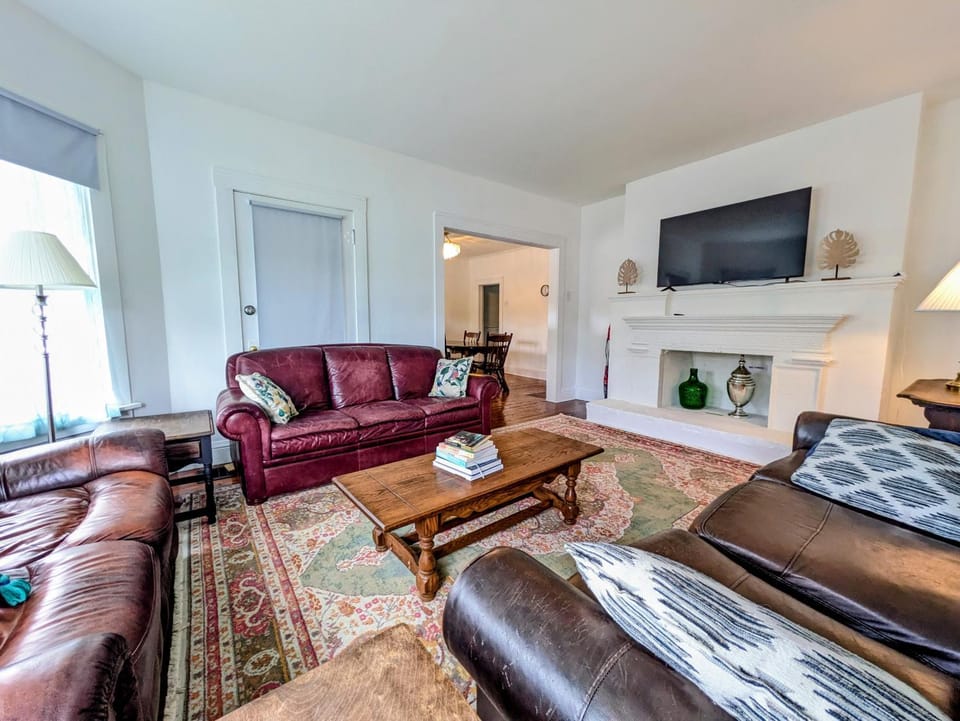 Downtown Home, Central Location, Free EV Charger House in Corinth