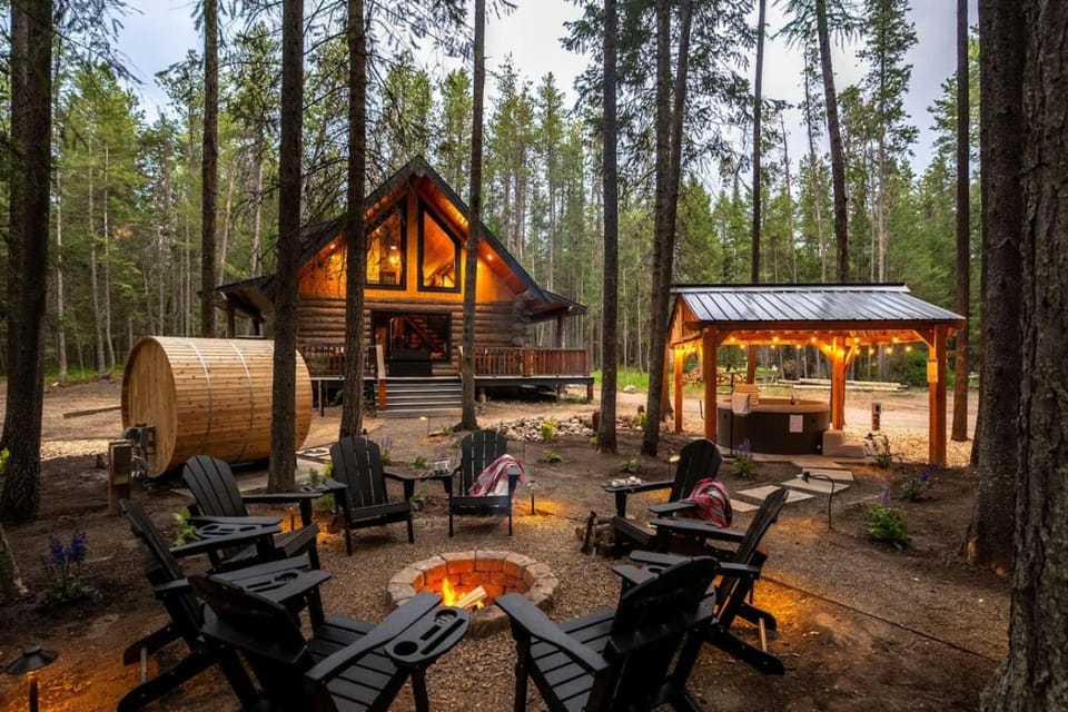 The West Glacier Cabin- Hot Tub, Firepit, Sauna Cabin in Glacier National Park