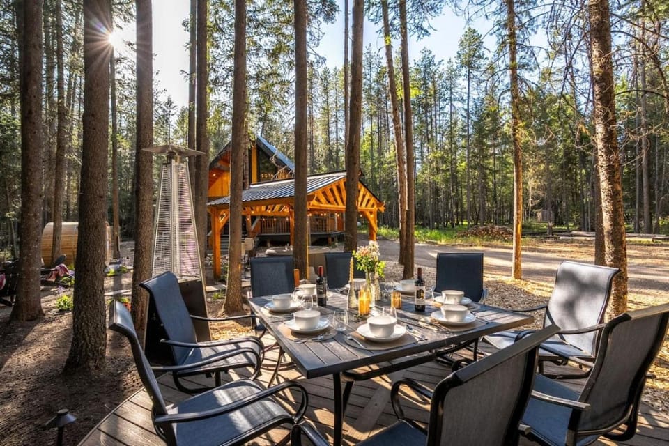 The West Glacier Cabin- Hot Tub, Firepit, Sauna Cabin in Glacier National Park