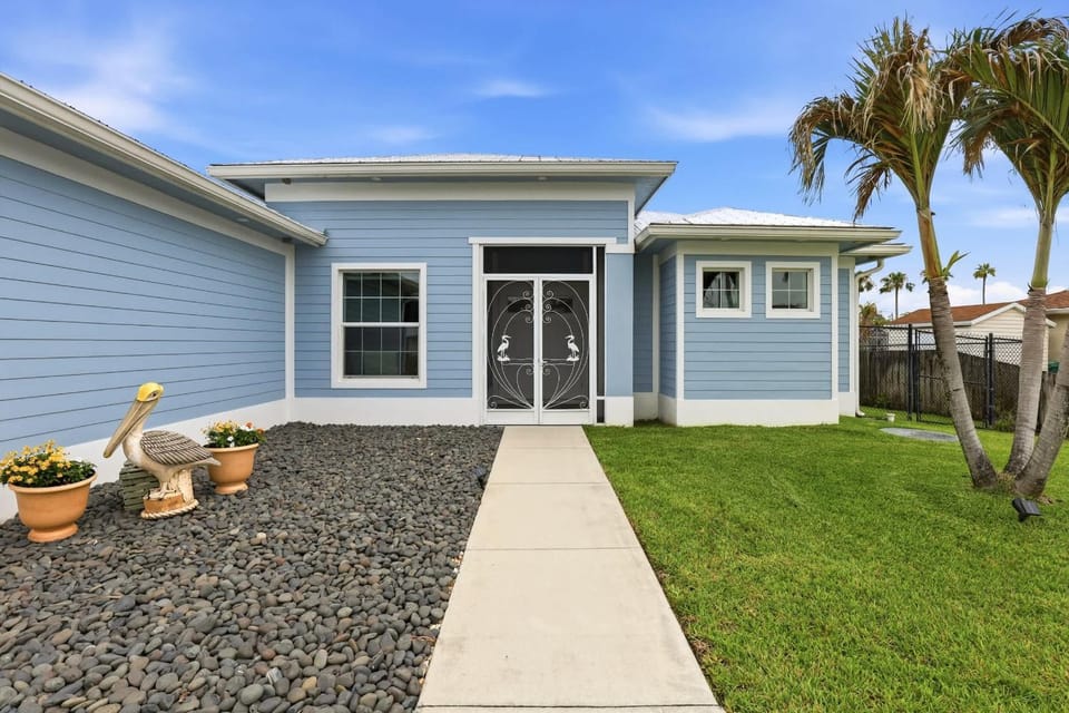 Waterfront Home - Dock Boat Lift & Close to Beach House in Port Saint Lucie