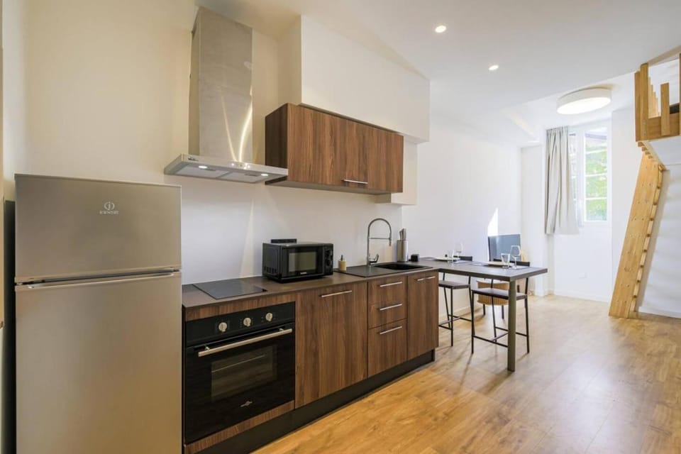 Kitchen or kitchenette, Dining area, dishwasher, oven, pet friendly, stove, toaster