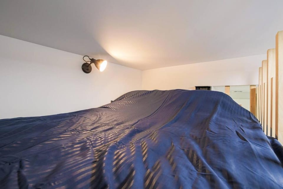 Bed, air conditioner