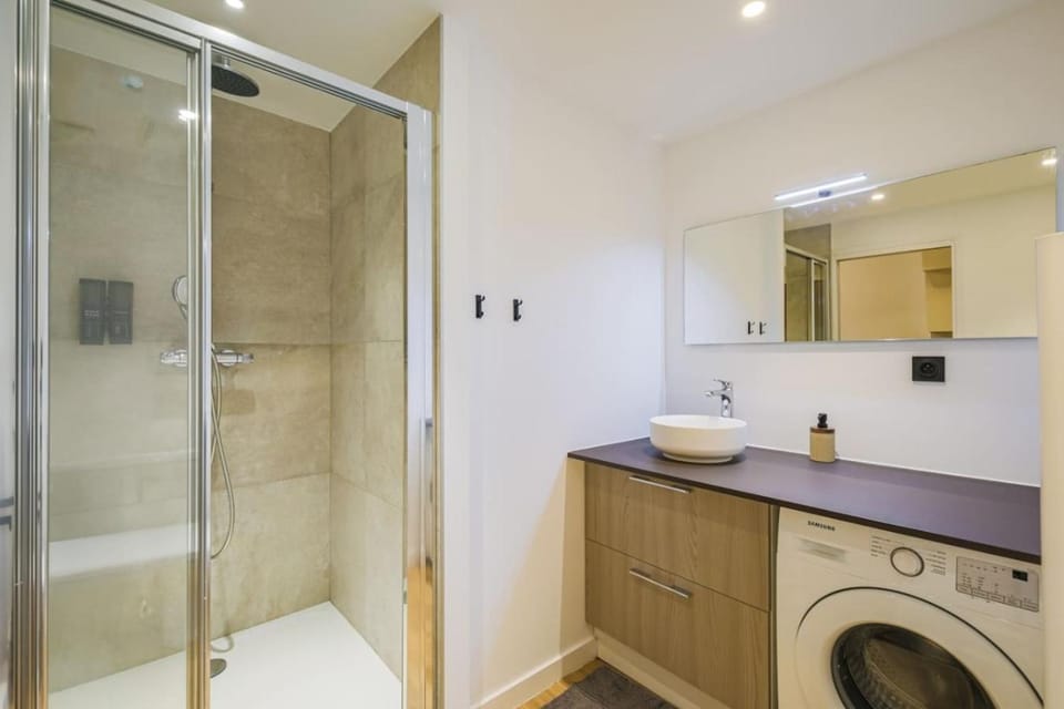 Shower, Bathroom, towels, washing machine