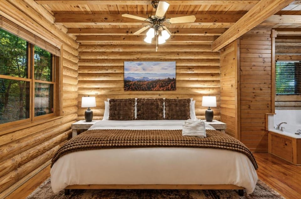 Smoky Ridge Retreat Cabin 10 min from Smoky Mountains with Hot Tub Cabin in Pigeon Forge