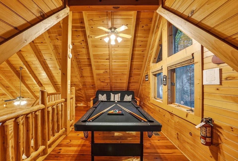 Smoky Ridge Retreat Cabin 10 min from Smoky Mountains with Hot Tub Cabin in Pigeon Forge
