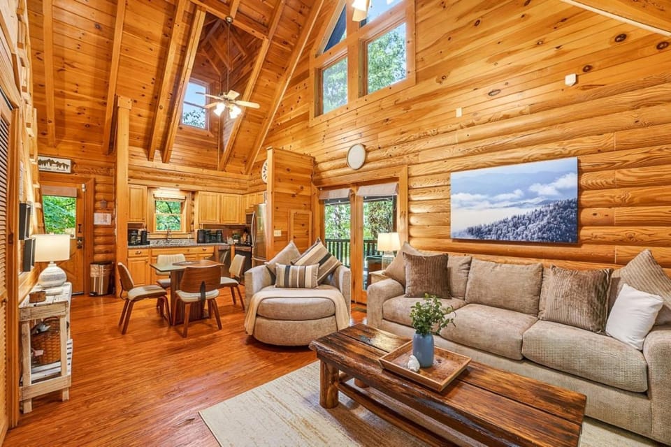Smoky Ridge Retreat Cabin 10 min from Smoky Mountains with Hot Tub Cabin in Pigeon Forge