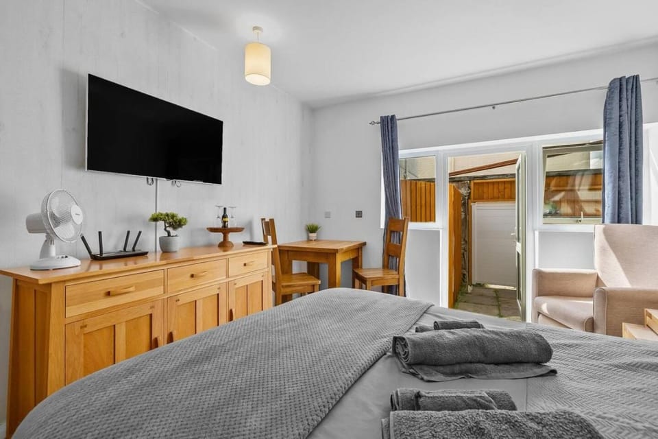 Private quiet ground-floor apartment and courtyard Apartment in Plymouth