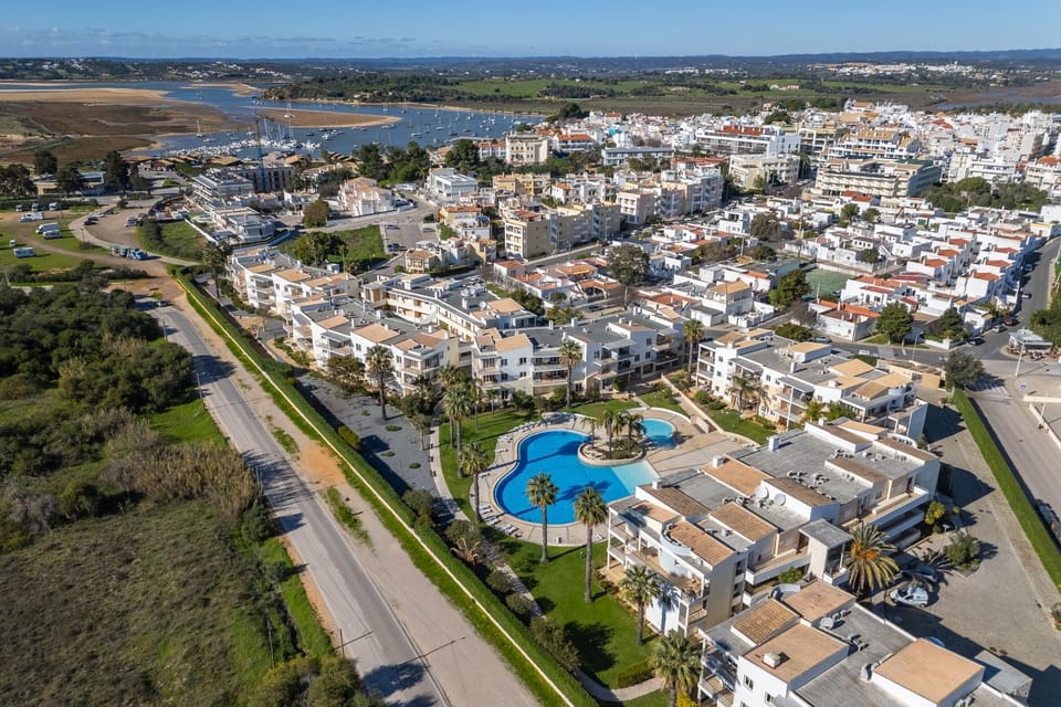 Property building, Nearby landmark, Day, Neighbourhood, Natural landscape, Bird's eye view, City view, River view, Sea view, Street view, Swimming pool, Location
