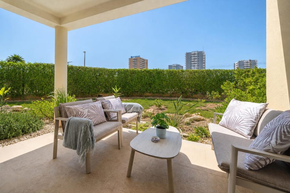 Property building, Patio, Garden, View (from property/room), Balcony/Terrace, Decorative detail, Seating area, Garden view, internet