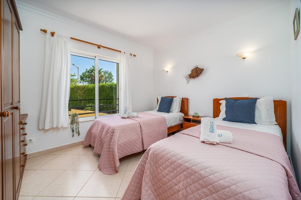 Bed, View (from property/room), Decorative detail, Bedroom, Garden view, internet, internet, towels, wardrobe