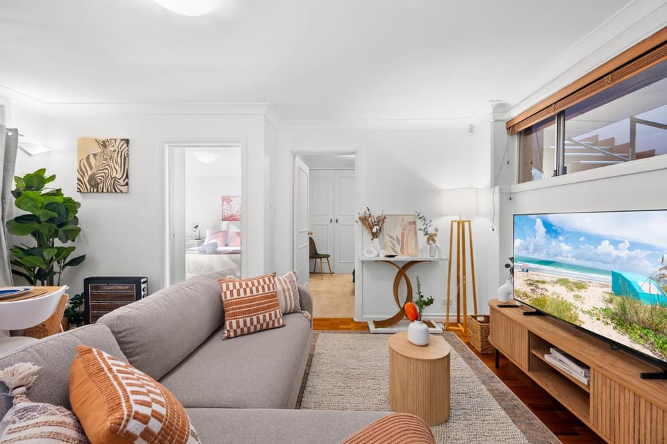 Communal lounge/ TV room, TV and multimedia, Living room, Seating area, Evening entertainment
