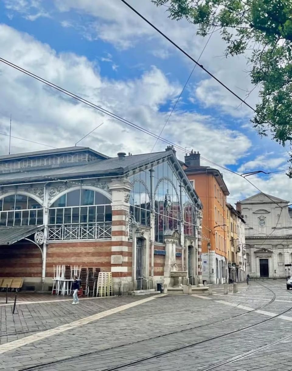 Day, Neighbourhood, City view, Street view, Location