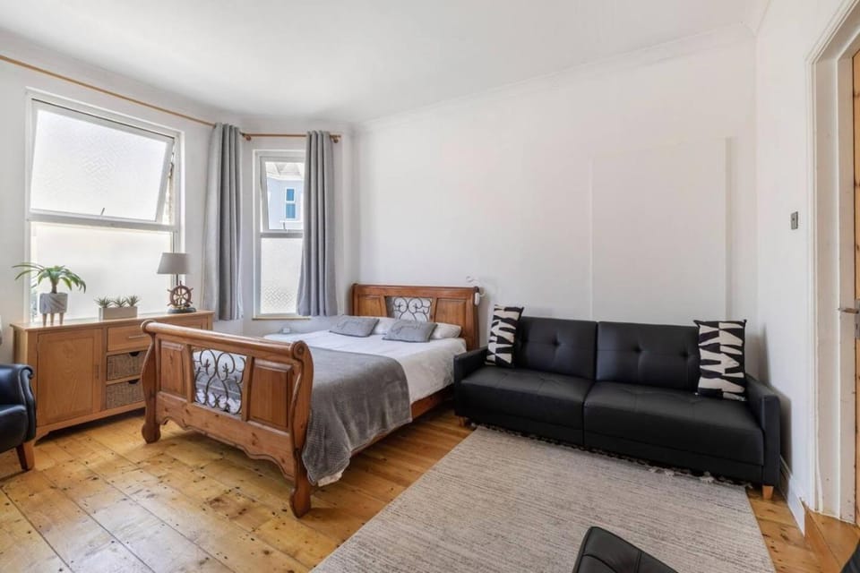 Lovely spacious, quiet ground floor apartment Apartment in Plymouth
