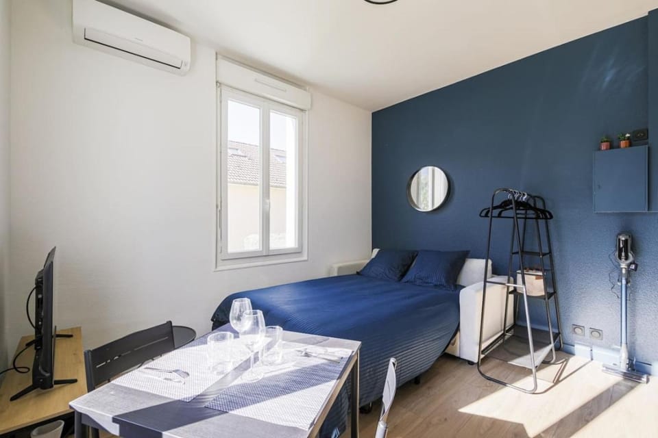 Bed, Photo of the whole room, Bedroom, air conditioner