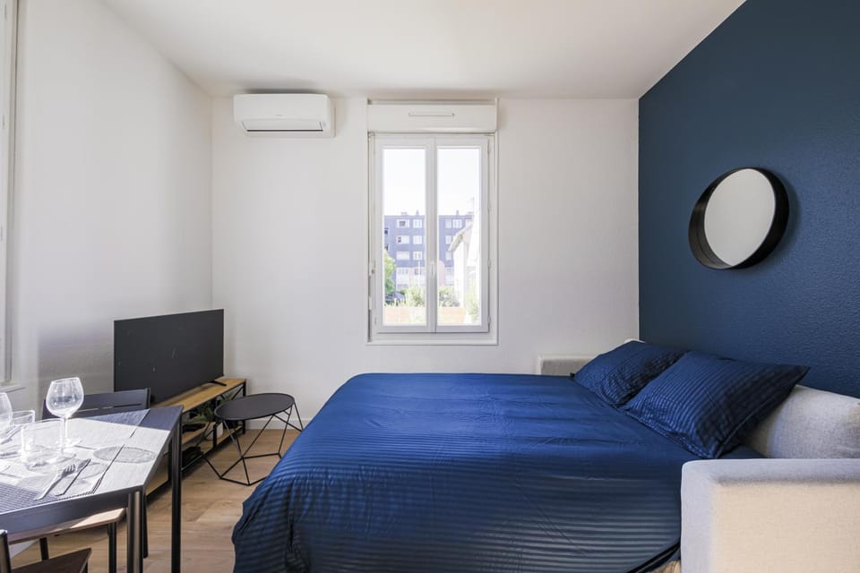 Bed, air conditioner