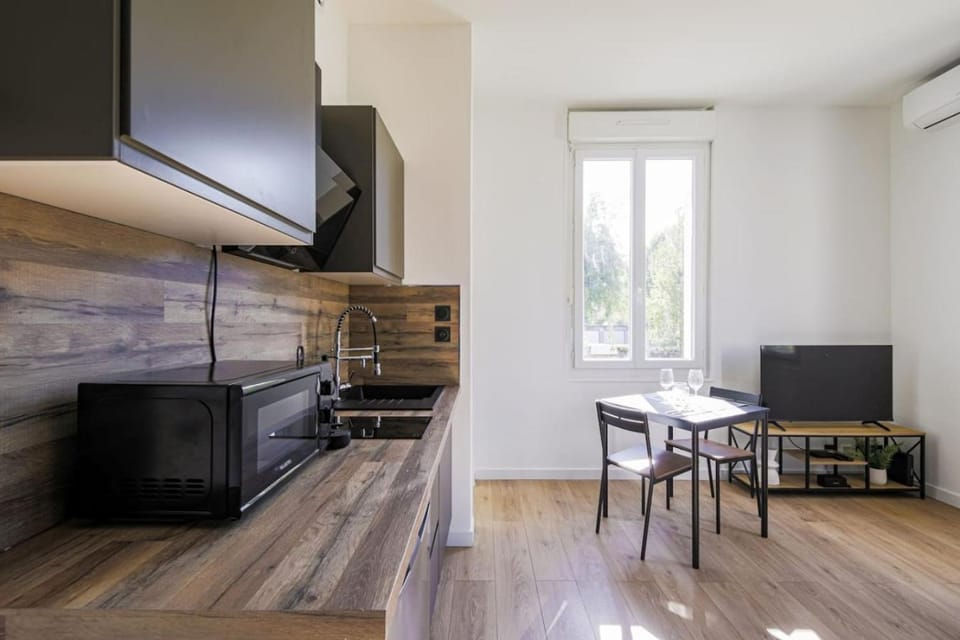 TV and multimedia, Kitchen or kitchenette, Living room, pet friendly, stove, air conditioner