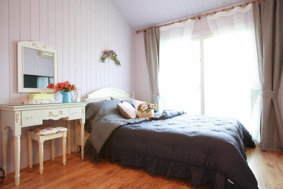 Bed, Photo of the whole room