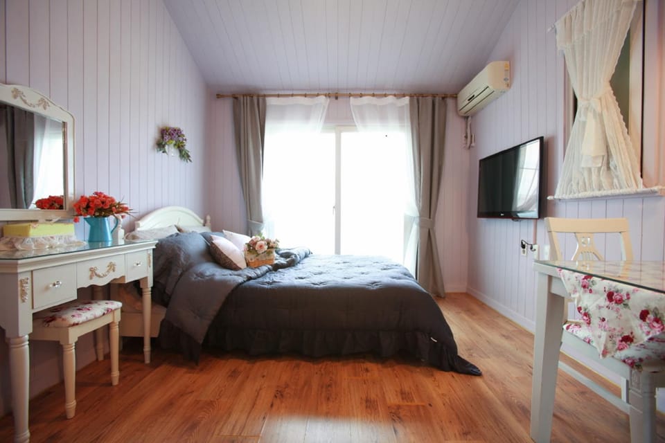 Bed, Photo of the whole room