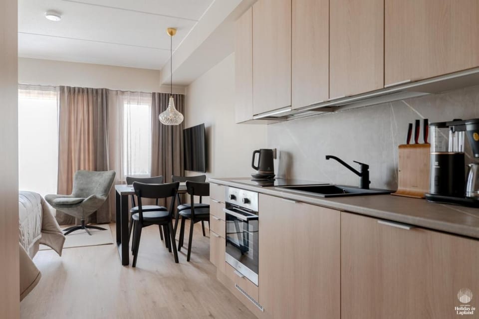 Coffee/tea facilities, Kitchen or kitchenette, Seating area, Dining area