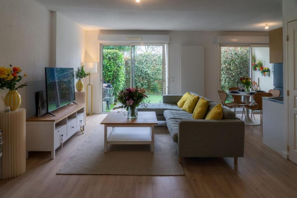 Garden, TV and multimedia, Seating area, Garden view