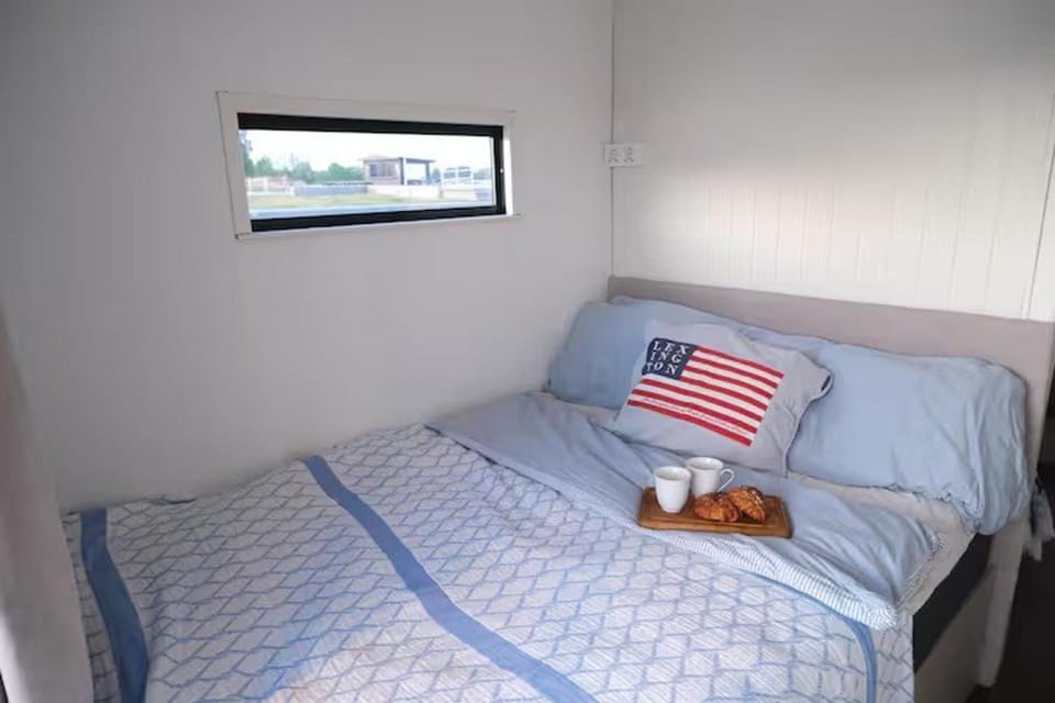 Bed, Photo of the whole room, Bedroom, Food, towels