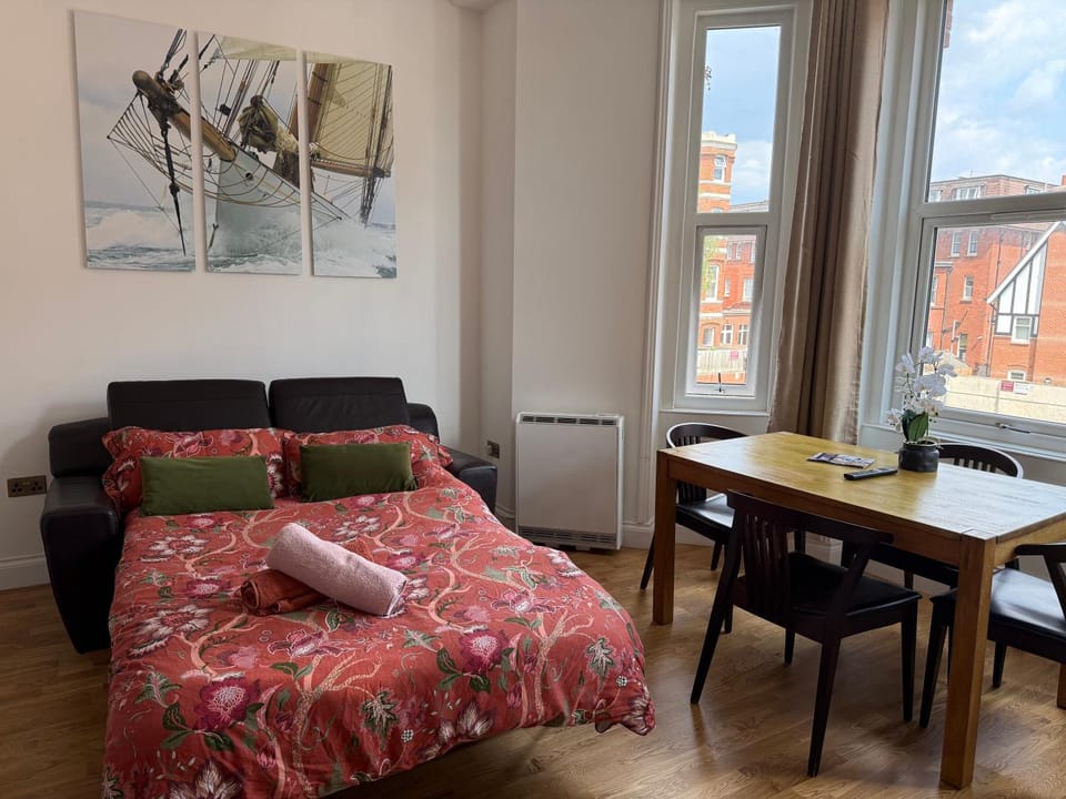 BeachFront Gem - 1BR - Sleeps 2-4 - 2 beds - Beach 2 min walk down cliff Apartment in Bournemouth