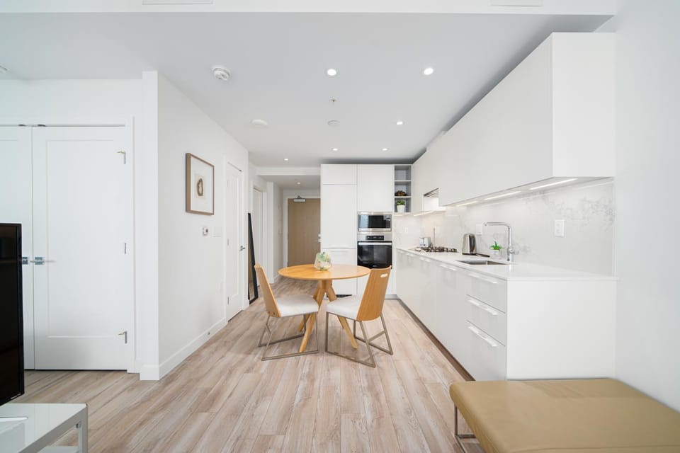 Modern 1BR Apartment Near Vancouver & Metrotown Apartment in Burnaby