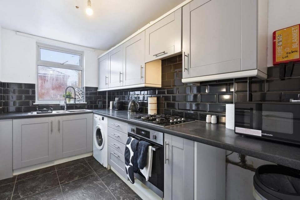 Coffee/tea facilities, Kitchen or kitchenette, oven, washing machine