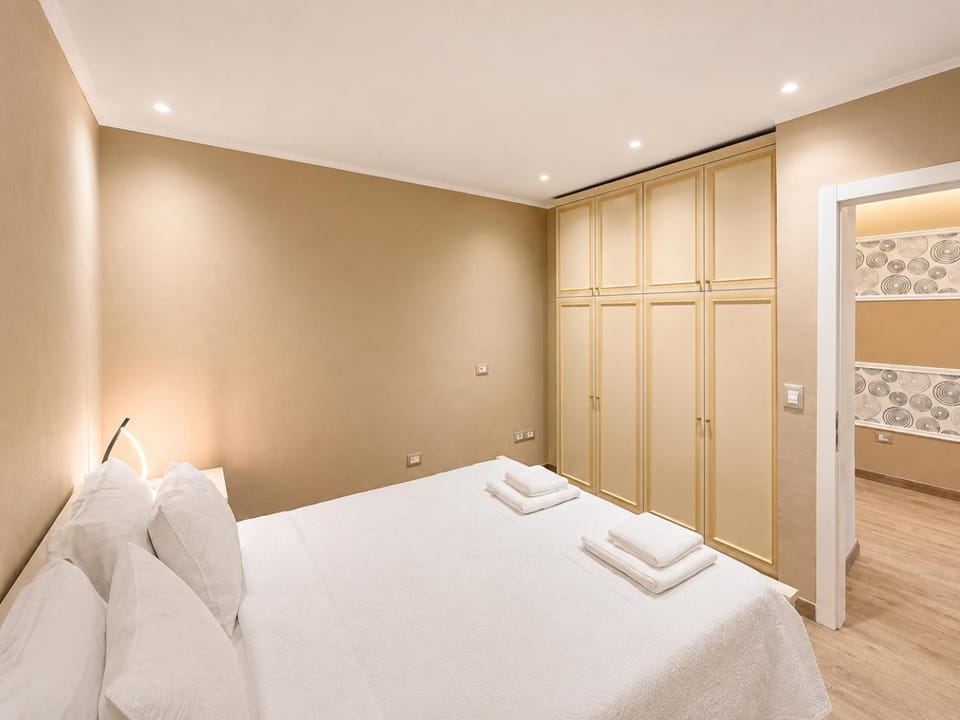 Bed, Bedroom, towels