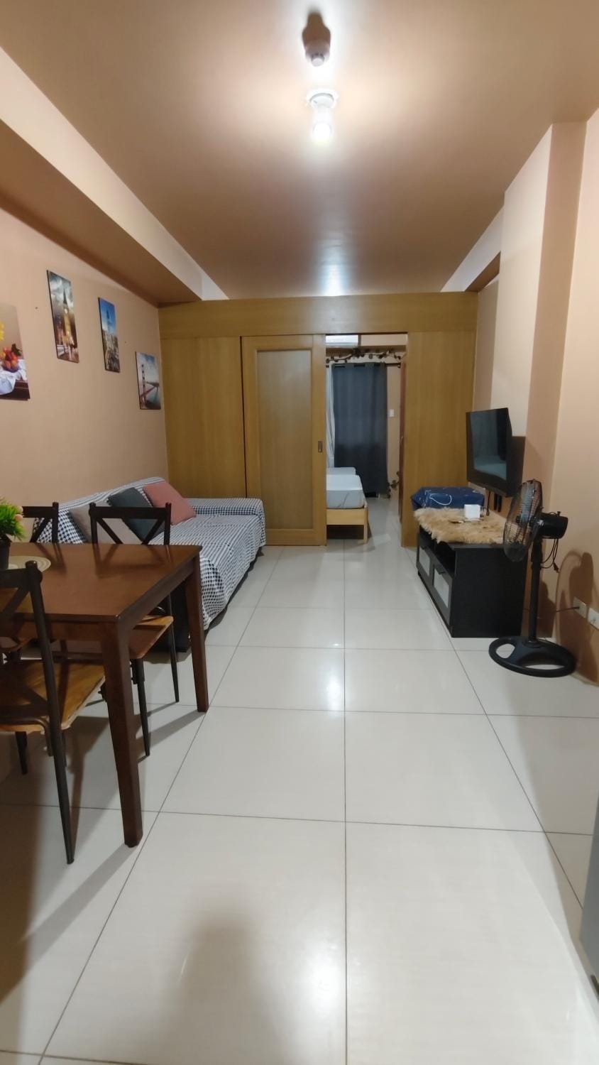 TV and multimedia, Living room, Photo of the whole room, Seating area, Dining area