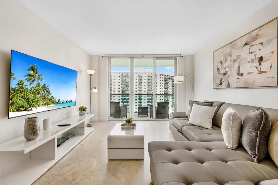 Sunny Isles Beach Condo near Beach & Pool Apartment in Sunny Isles Beach