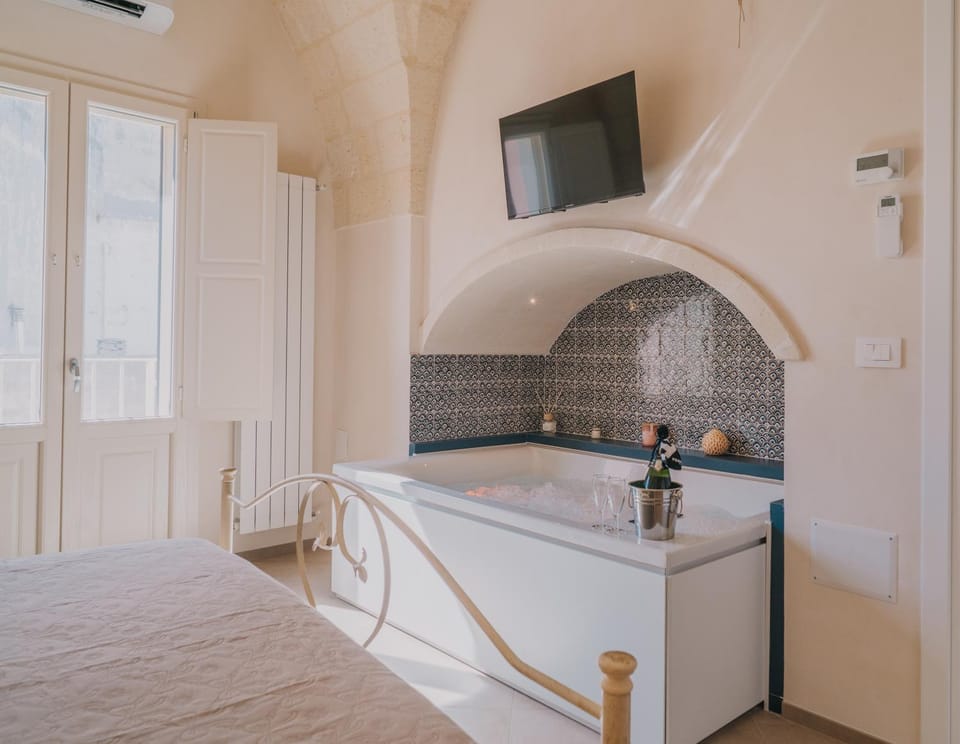 Bed, Photo of the whole room, Bedroom, Bath