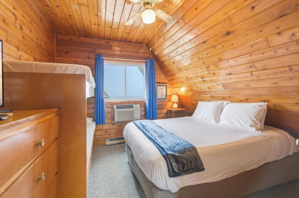 Chalet #12 Walk to Beach & Resort Amenities Chalet in Lincoln Township