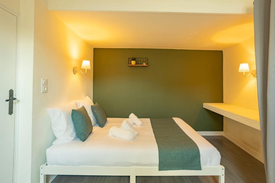 Bed, Photo of the whole room, Bedroom, towels
