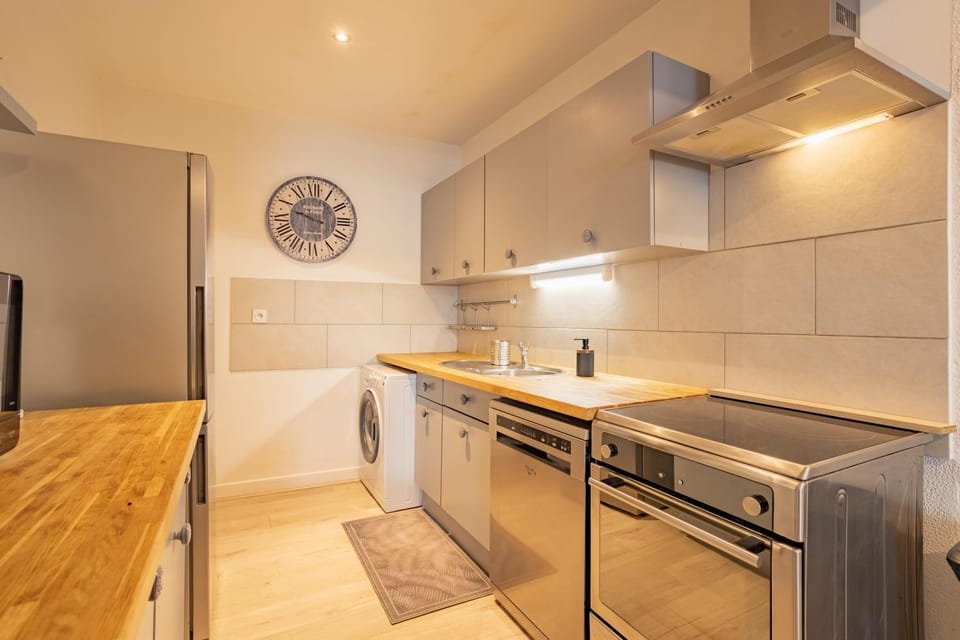 Kitchen or kitchenette, dishwasher, oven, stove, toaster, washing machine, kitchen