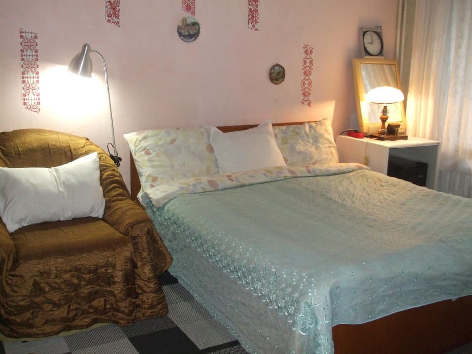 Bed, View (from property/room), Photo of the whole room, Decorative detail, Seating area, Bedroom