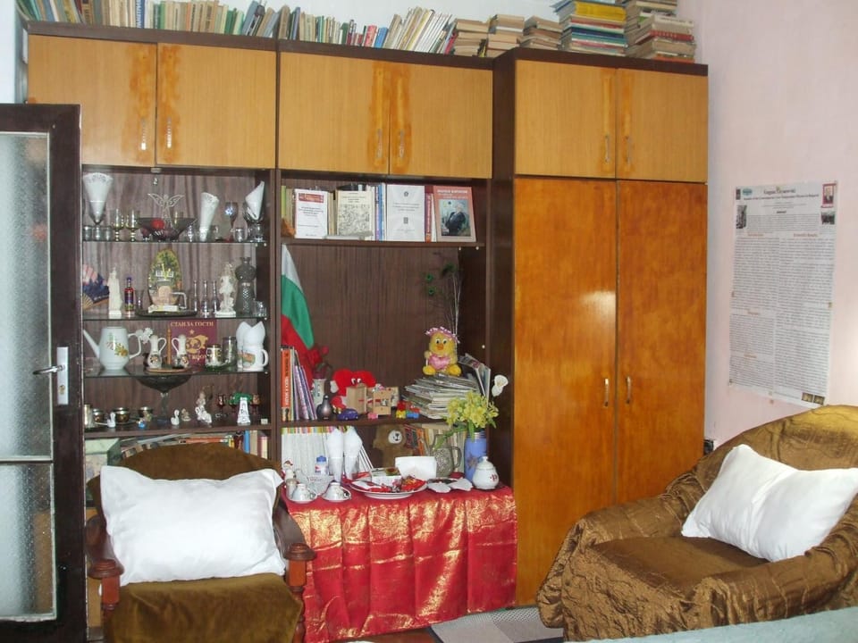 Library, Coffee/tea facilities, View (from property/room), Photo of the whole room, Decorative detail, Seating area
