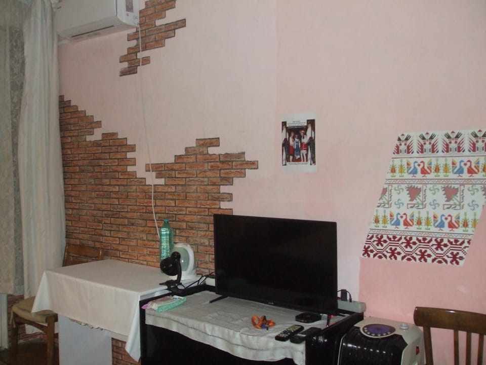TV and multimedia, Coffee/tea facilities, View (from property/room), Food and drinks, Photo of the whole room, Decorative detail, Seating area, internet, air conditioner