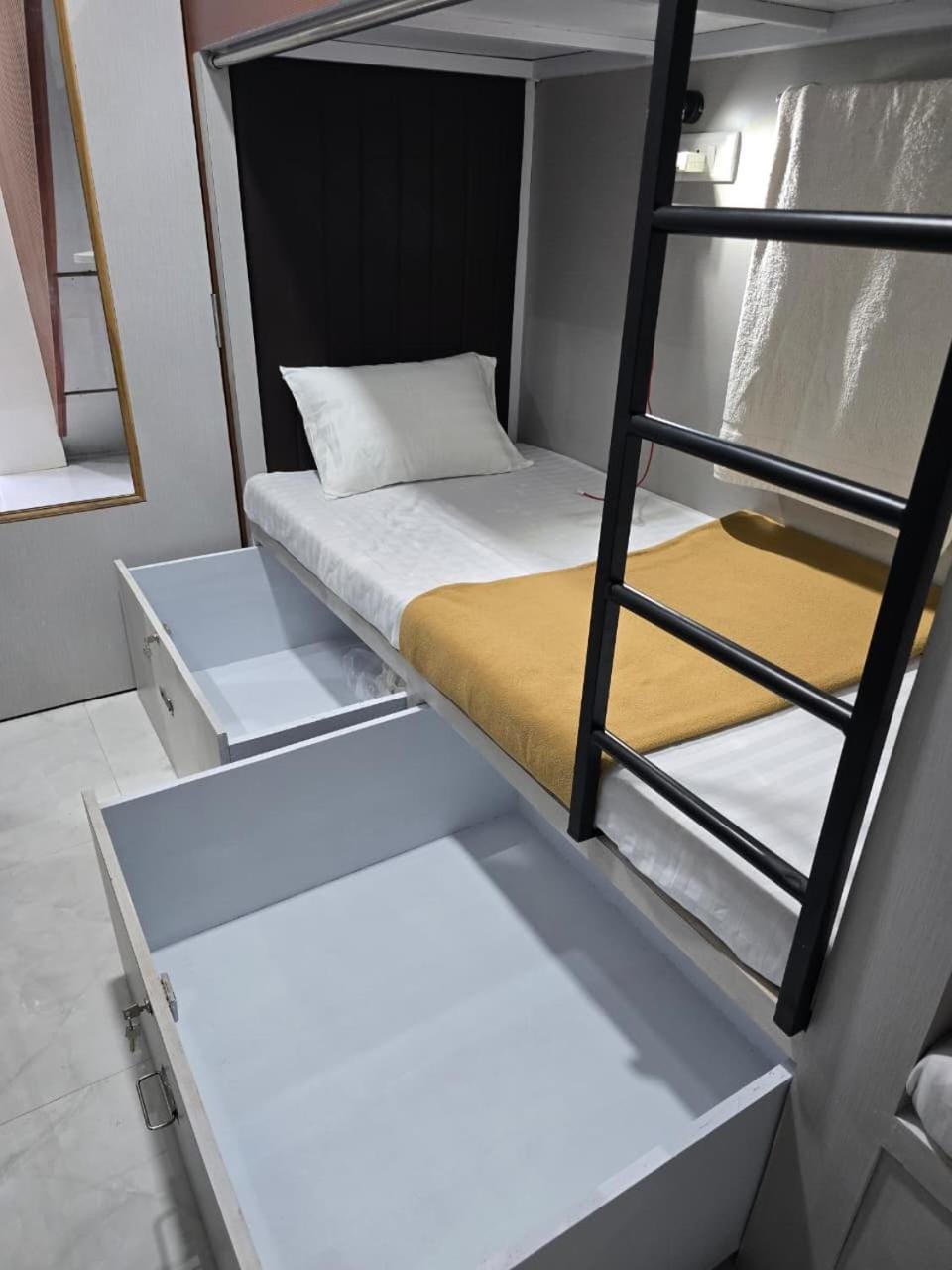 The CLOUD CABIN STAY Cabin in Mumbai