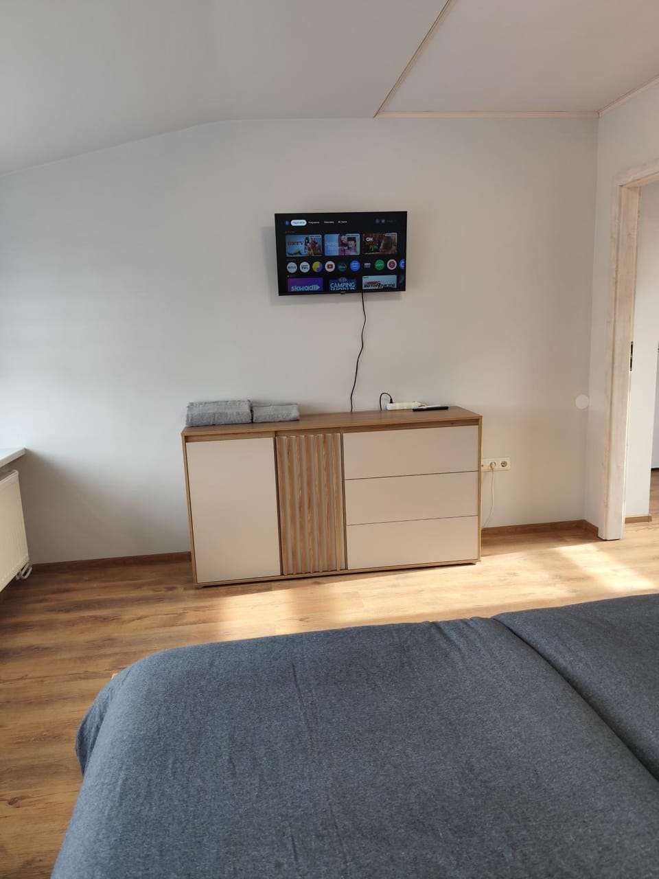Bed, TV and multimedia, Bedroom