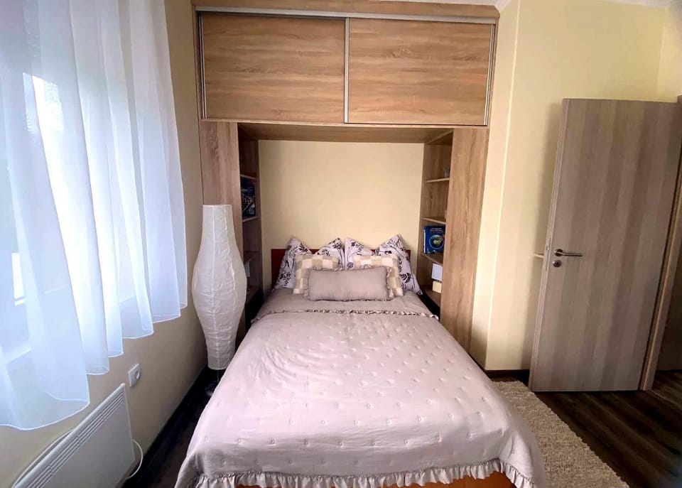 Purple Madame Apartment in Balatonszárszó