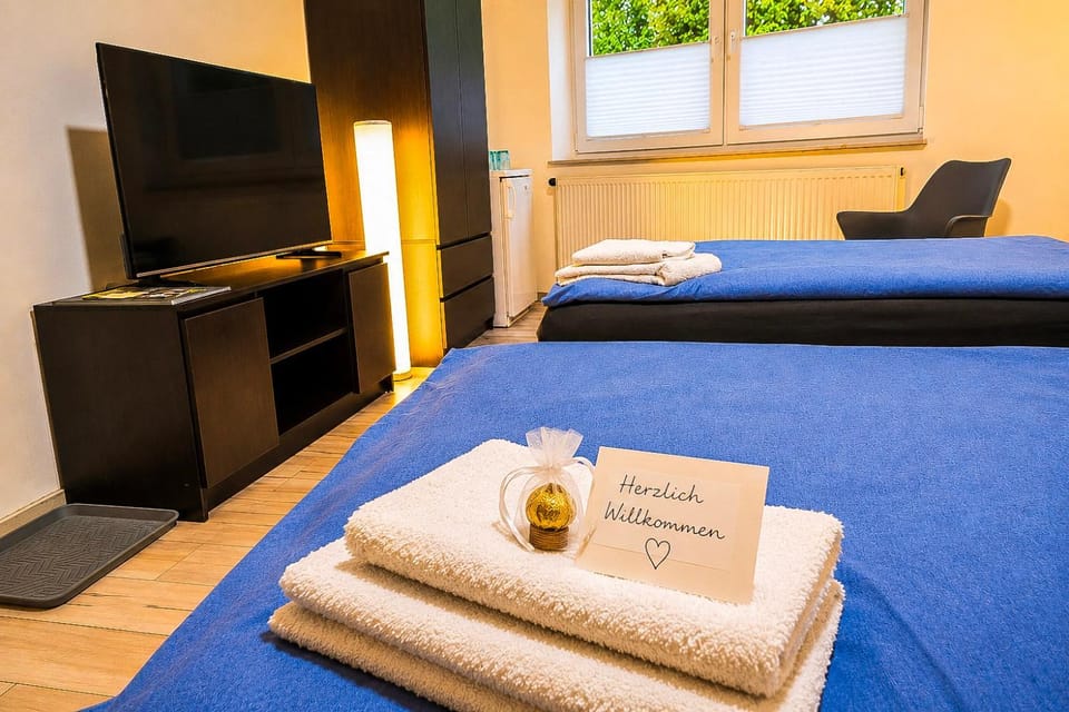 Bed, TV and multimedia, Photo of the whole room, Bedroom, towels