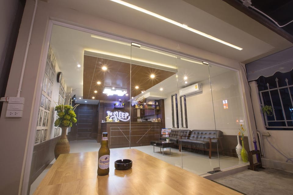 Restaurant/places to eat, Facade/entrance, Decorative detail