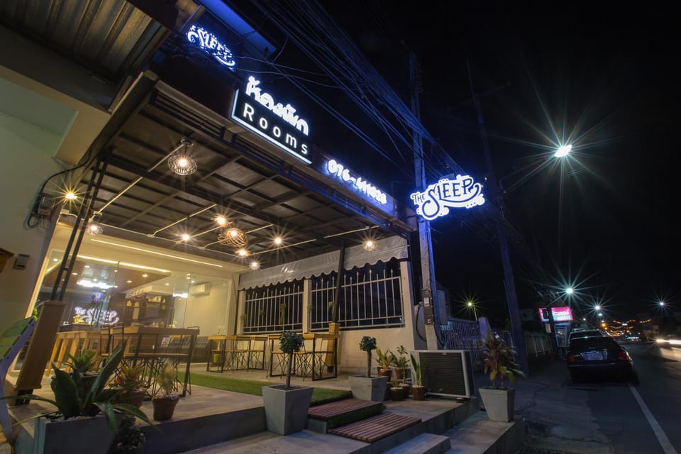 Communal lounge/ TV room, Facade/entrance, Garden, City view, Street view
