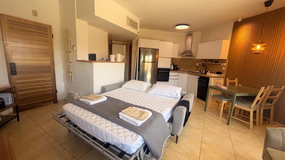 Bed, Kitchen or kitchenette, Living room, Dining area
