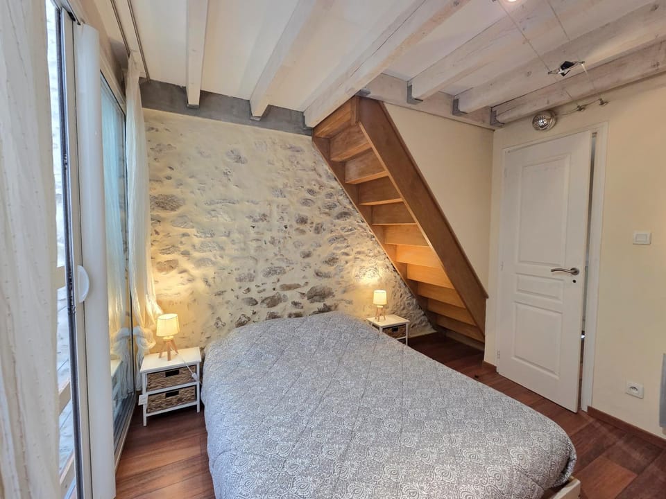 Photo of the whole room, Bedroom, storage