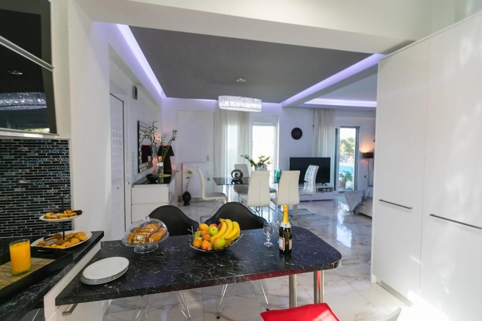 Kitchen or kitchenette, Living room, Seating area, Dining area