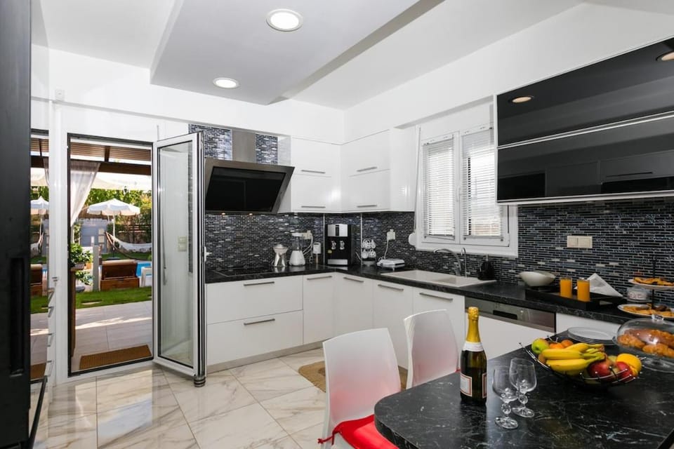 Kitchen or kitchenette, Food and drinks, Dining area, Food, dishwasher, oven, stove, toaster