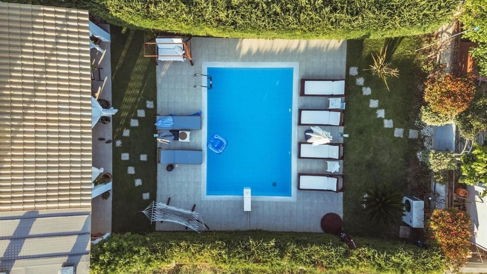 Patio, Day, Bird's eye view, Garden, Garden view, Pool view, Swimming pool, sunbed